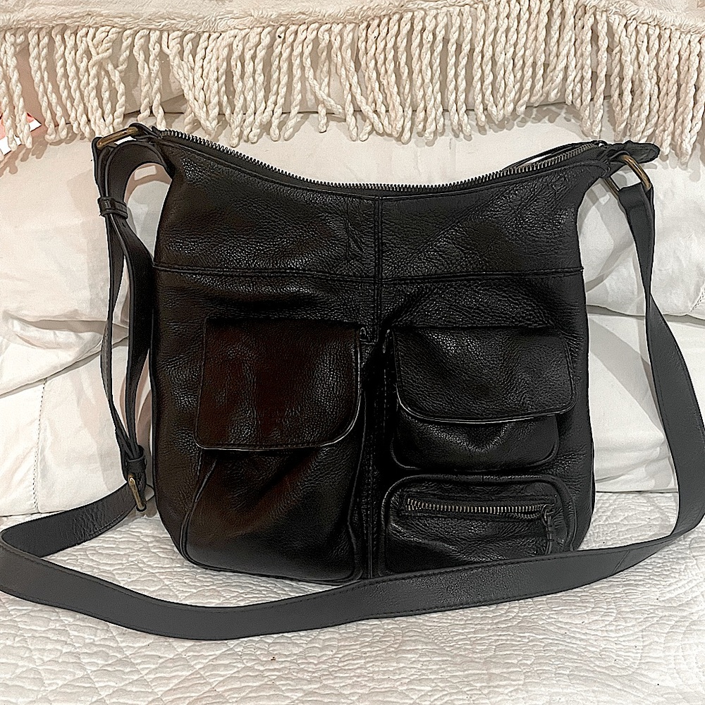 AMERICAN LEATHER black butter soft leather crossbody bucket bag with pockets
